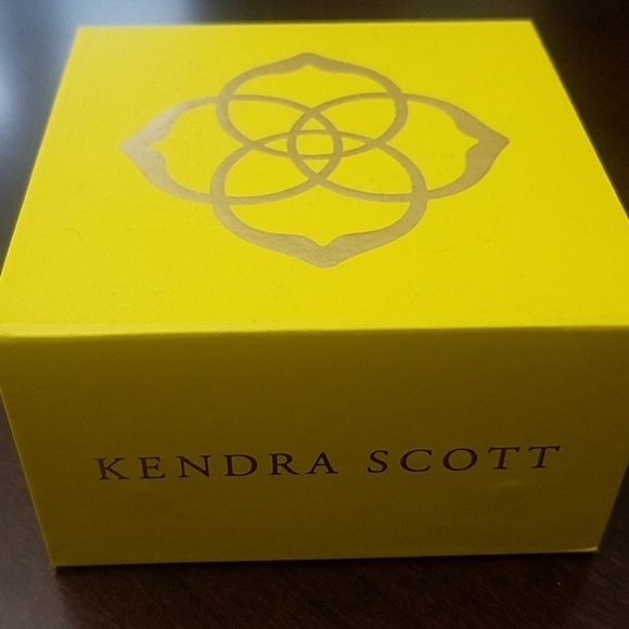 New Kendra Scott Earrings - Picture 2 of 5